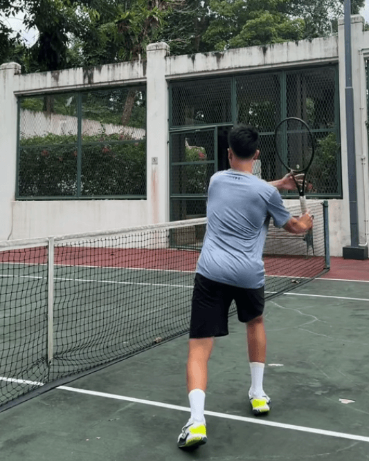Tennis players learning advanced techniques